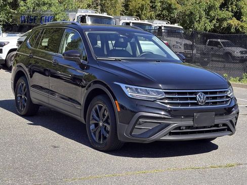 Used 2024 Volkswagen Tiguan SE w/ Panoramic Sunroof Package AWD/4WD image 5