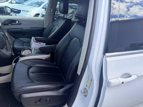 Used 2024 Chrysler Pacifica Limited FWD image 12