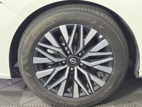 Used 2025 Nissan Altima 2.5 SV FWD image 10