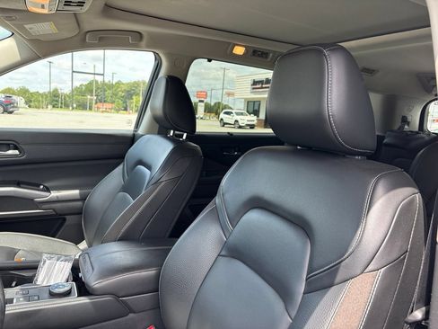 Used 2023 Nissan Pathfinder SL w/ SL Premium Package AWD/4WD image 3