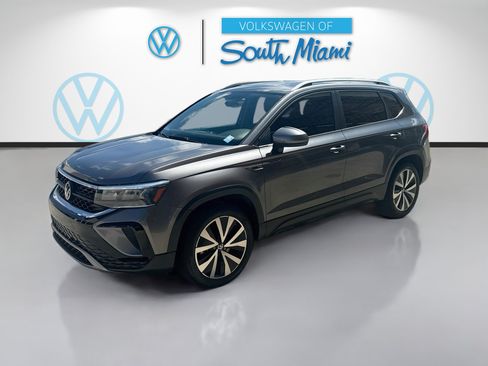 Used 2022 Volkswagen Taos SE FWD image 3