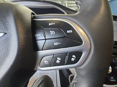 Used 2023 Chrysler Pacifica Touring-L AWD/4WD image 19