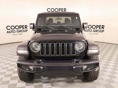 Used 2025 Jeep Gladiator Sport AWD/4WD image 8
