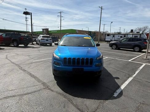 Used 2017 Jeep Cherokee Sport image 4