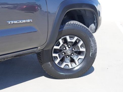 Used 2017 Toyota Tacoma TRD Off-Road AWD/4WD image 6