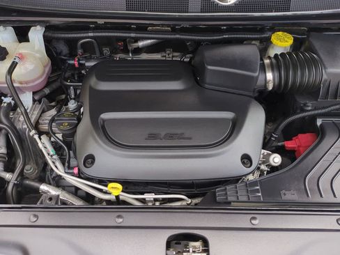 Used 2023 Chrysler Pacifica Touring-L FWD image 15