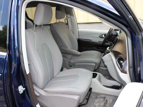 Used 2020 Chrysler Voyager LX image 9