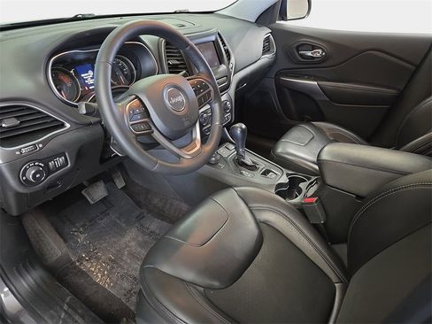 Used 2019 Jeep Cherokee Latitude Plus w/ Cold Weather Group image 18