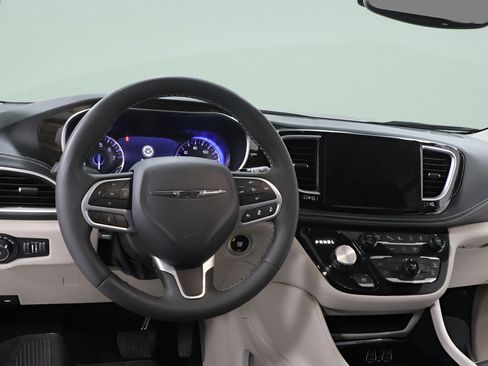Used 2023 Chrysler Pacifica Limited AWD/4WD image 7