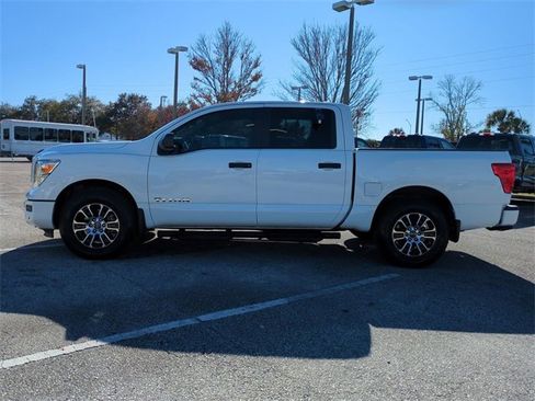 Used 2024 Nissan Titan SV w/ SV Convenience Package image 7
