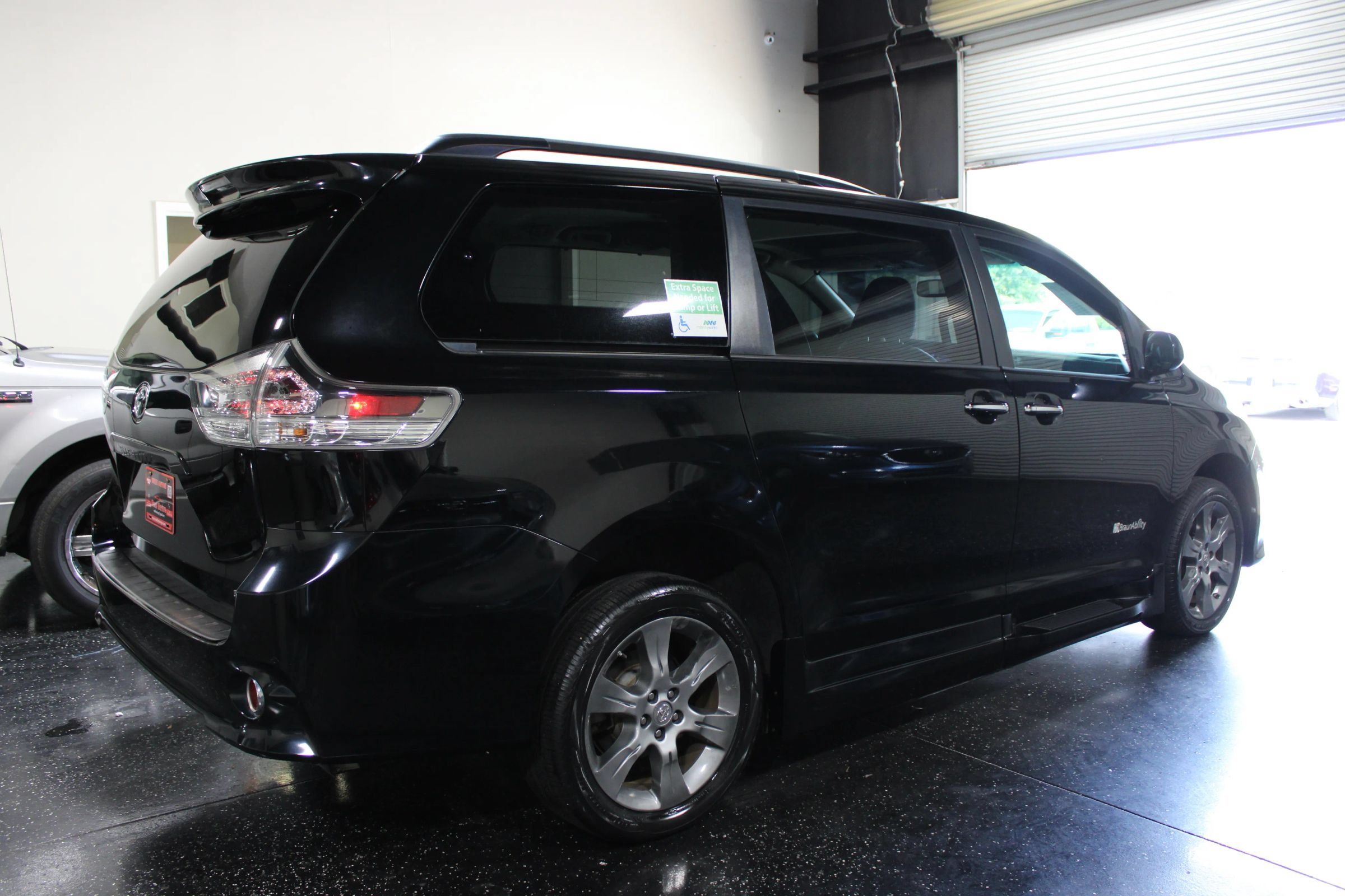 Used 2015 Toyota Sienna SE w/ SE Preferred Package FWD image 4