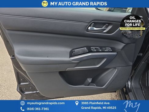 Used 2023 Nissan Pathfinder SL w/ Black Appearance Package AWD/4WD image 10