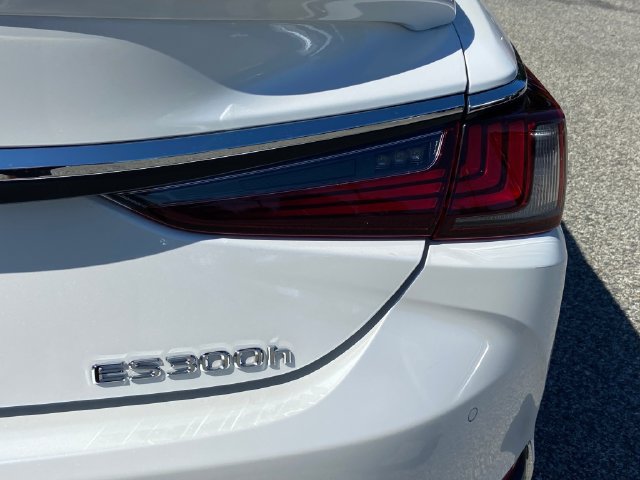 Used 2023 Lexus ES 300h w/ Luxury Package FWD image 31