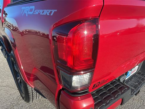 Used 2019 Toyota Tacoma TRD Sport image 11