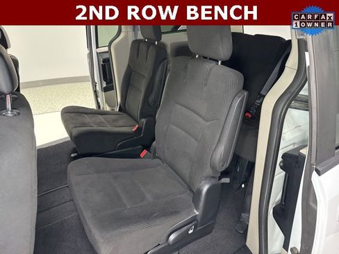 Used 2016 Dodge Grand Caravan SE image 2