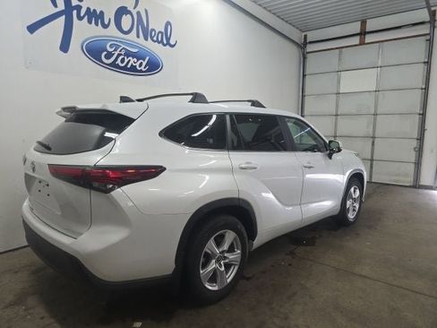 Used 2023 Toyota Highlander L FWD image 9