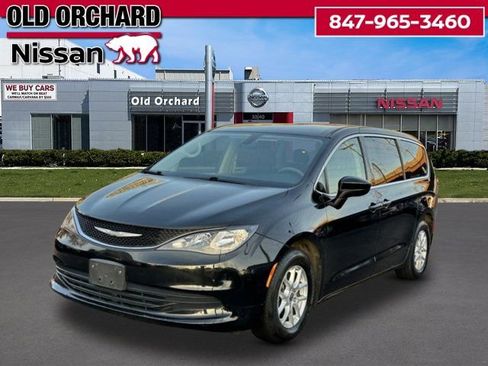 Used 2017 Chrysler Pacifica Touring image 1