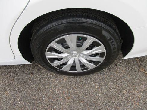 Used 2022 Toyota Camry LE image 12