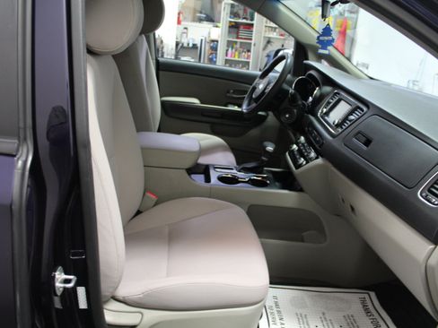 Used 2019 Kia Sedona LX image 24