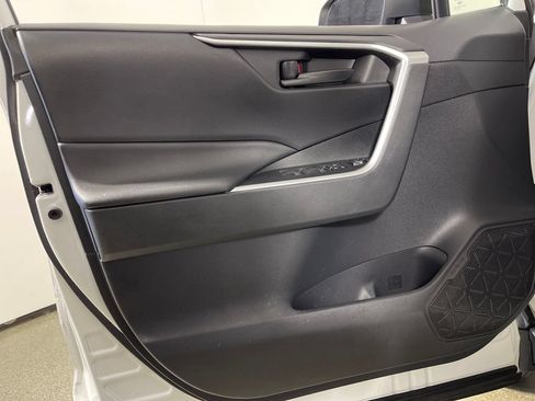Used 2021 Toyota RAV4 LE AWD/4WD image 17