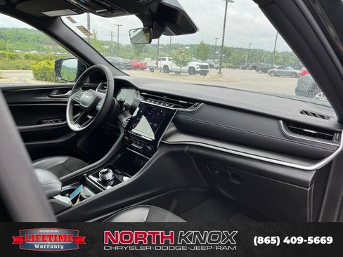 Used 2025 Jeep Grand Cherokee Altitude AWD/4WD image 19