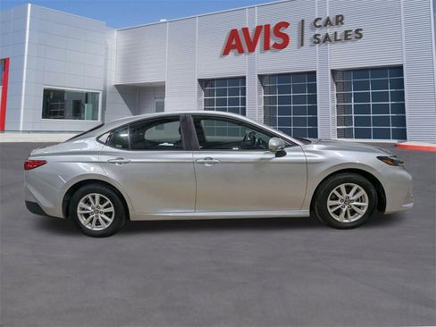 Used 2025 Toyota Camry LE image 4