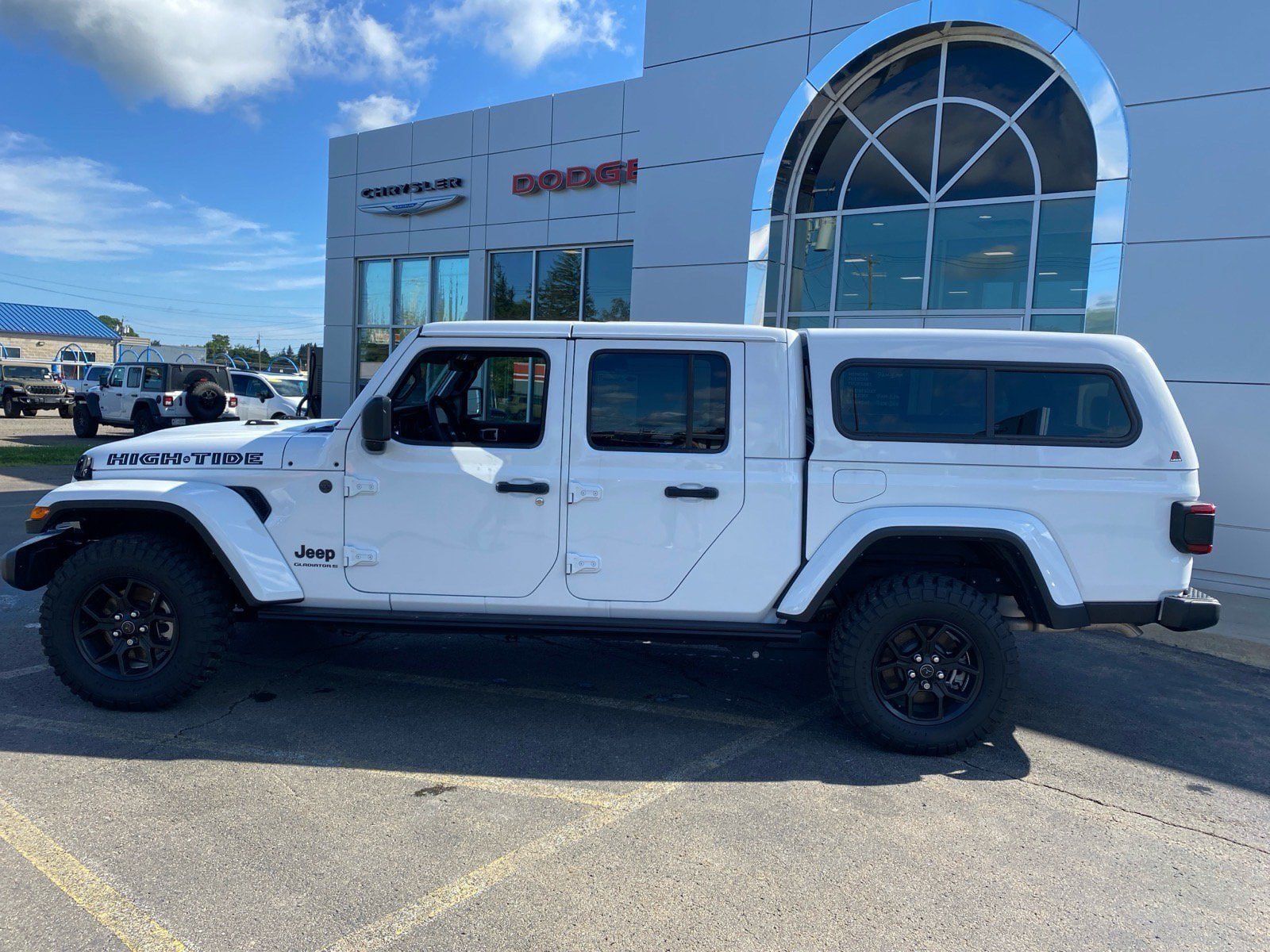 Used 2025 Jeep Gladiator Sport AWD/4WD image 2