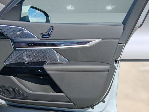 New 2026 BMW 750e xDrive image 20