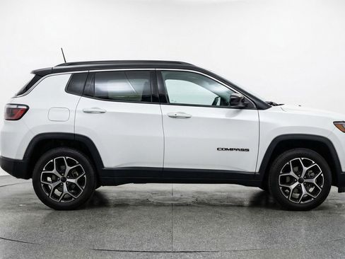 Used 2025 Jeep Compass Limited image 11