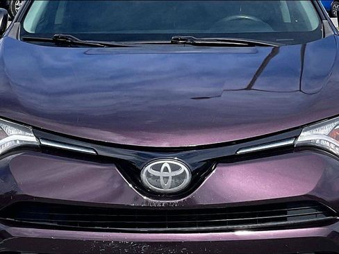 Used 2018 Toyota RAV4 LE FWD image 10