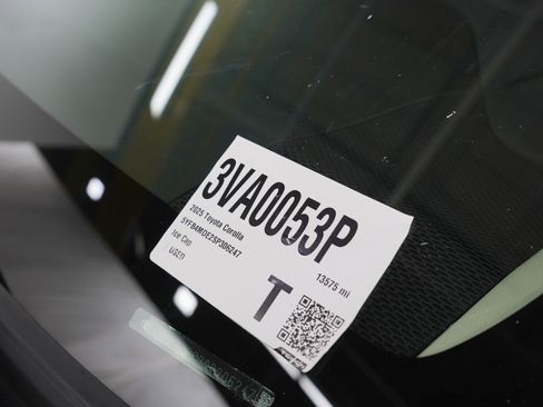 Used 2025 Toyota Corolla LE image 28