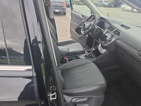 Used 2024 Volkswagen Tiguan SE image 33