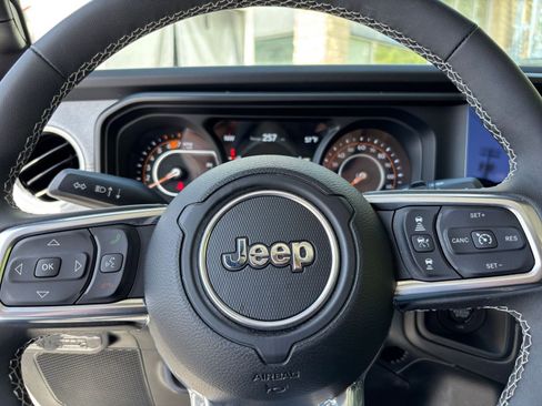 Used 2025 Jeep Wrangler Unlimited Sahara AWD/4WD image 28