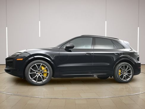 Certified 2022 Porsche Cayenne Turbo S AWD/4WD image 32