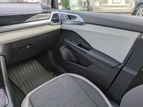 Used 2025 Volkswagen Taos SE FWD image 17