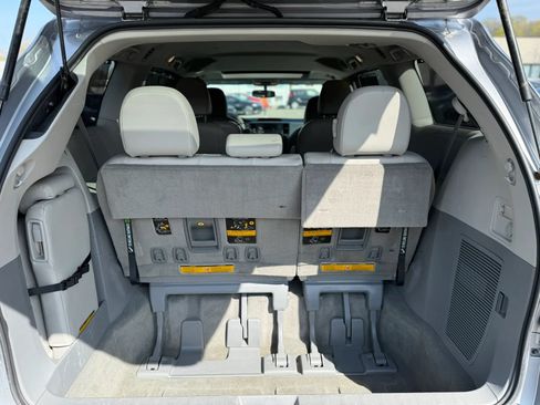 Used 2012 Toyota Sienna XLE FWD image 11