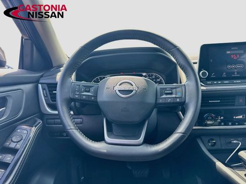 Used 2025 Nissan Rogue SV AWD/4WD image 29