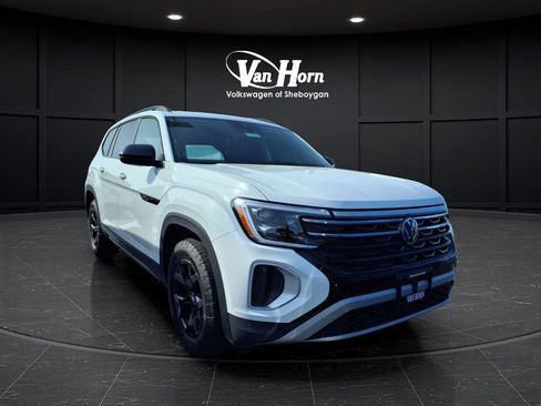 Used 2024 Volkswagen Atlas Peak Edition SE image 1