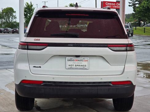 Used 2025 Jeep Grand Cherokee Altitude AWD/4WD image 4