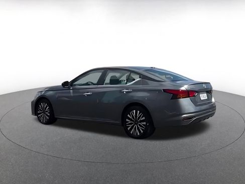 Used 2025 Nissan Altima 2.5 SV FWD image 14