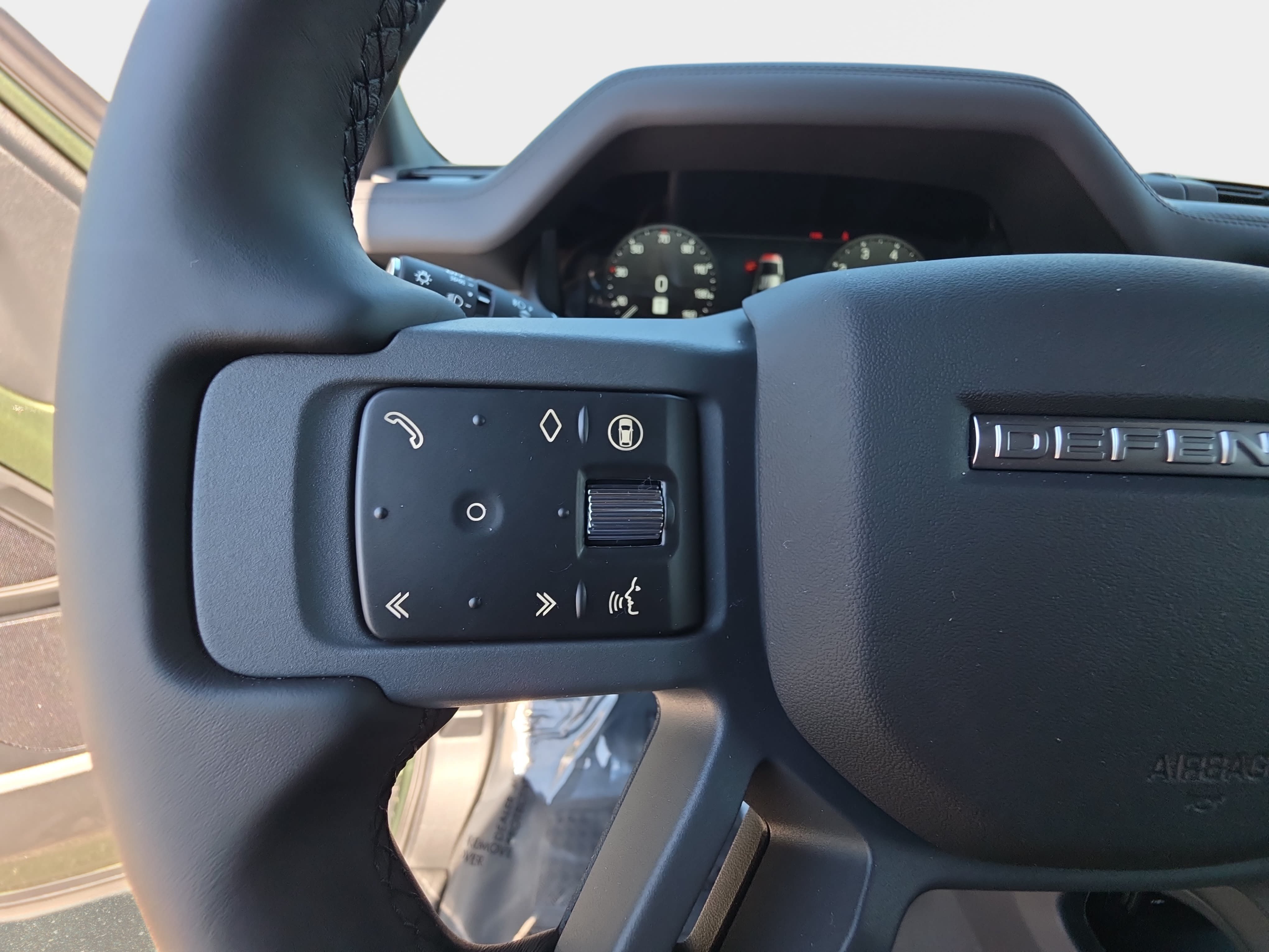New 2026 Land Rover Defender 110 X-Dynamic SE AWD/4WD image 16