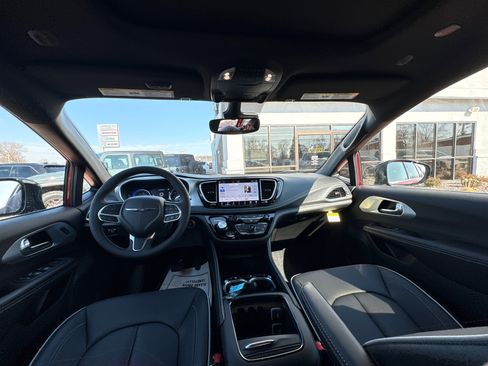 New 2026 Chrysler Pacifica Limited image 12