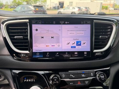Used 2025 Chrysler Pacifica Select FWD image 20