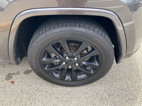 Used 2019 Jeep Grand Cherokee Altitude AWD/4WD image 24