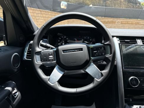 Used 2025 Land Rover Discovery S image 10