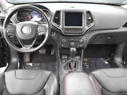 Used 2019 Jeep Cherokee Trailhawk w/ Cold Weather Group image 10