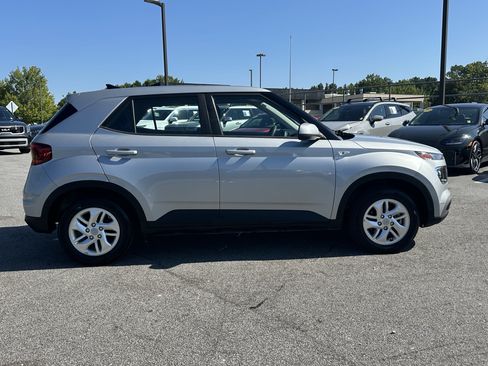 Used 2022 Hyundai Venue SE w/ Cargo Package FWD image 4