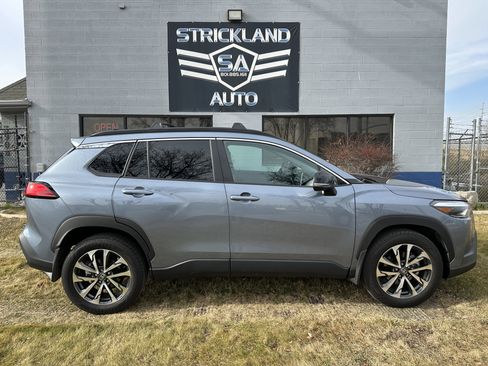 Used 2025 Toyota Corolla Cross XLE w/ Convenience Package image 5