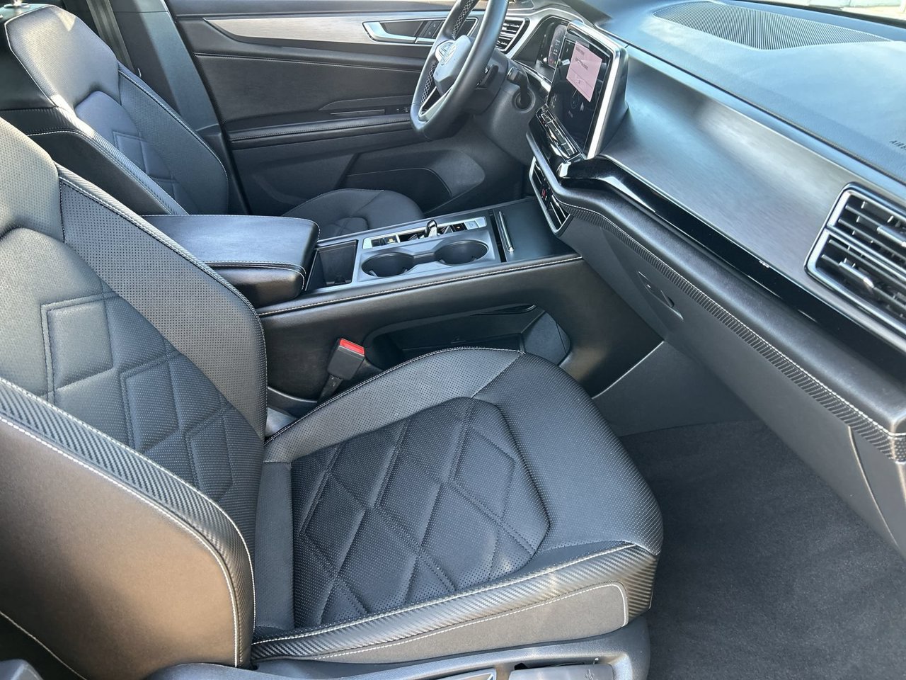 Used 2024 Volkswagen Atlas Cross Sport SE FWD image 9