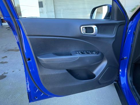 Used 2025 Hyundai Venue SEL image 18